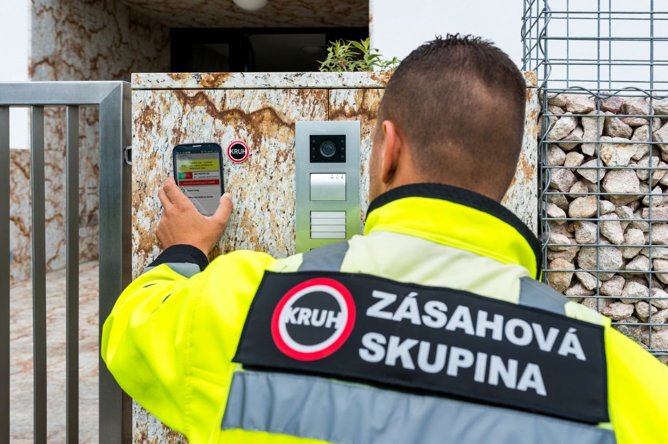 Člen zásahové jednotky prověřuje situaci u domu