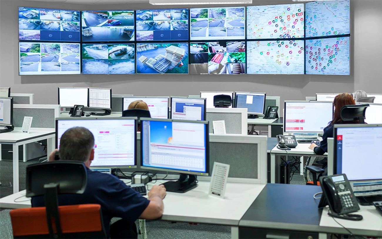 Operátoři Bezpečnostního centra u monitorovacích pracovišť